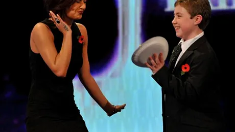 Cheryl Cole a primit o placinta in fata! (poze)