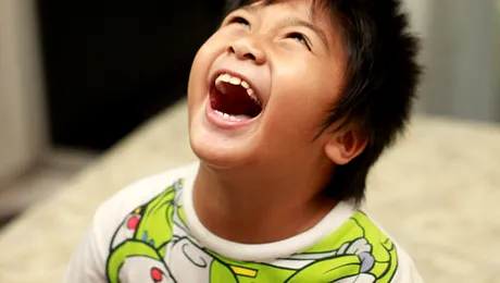 Nu poate vorbi, dar râde 24 de ore din 24