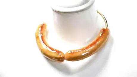 Alimente pe post de accesorii! Cum se poartă un cârnat la gât? (Poze)