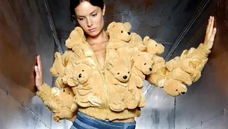 Rochia „de criza”, cu 120 de fermoare (POZE)