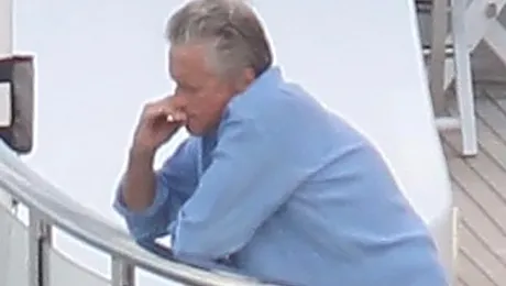 Michael Douglas a scapat de cancer si s-a apucat iar de fumat