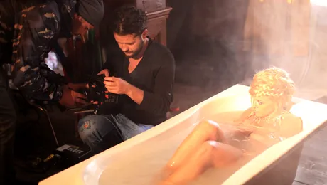 Anda Adam s-a dezbrăcat de „scut” în noul său videoclip