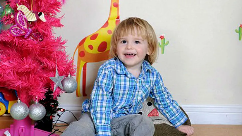 Un băiețel de doi ani este alergic la Crăciun