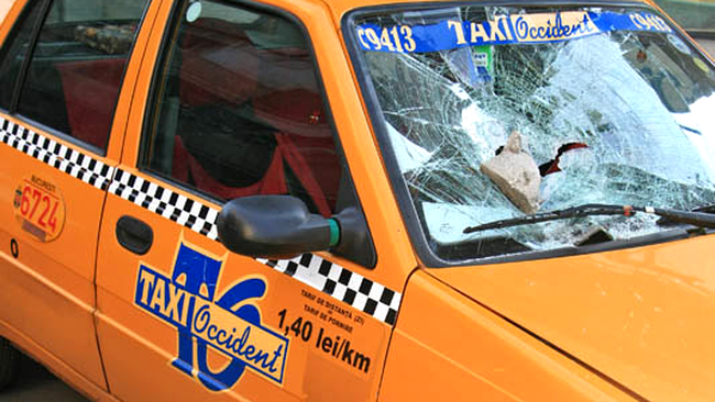 Taxi lovit de tencuiala