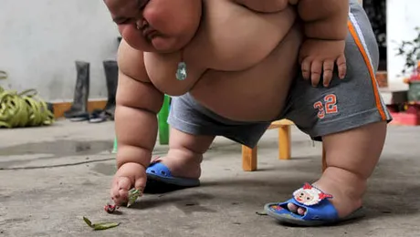 La trei ani, un baietel chinez cantareste 60 de kilograme!