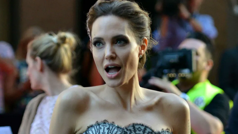 Angelina Jolie a avut accident de maşină! Au explodat cauciucurile!