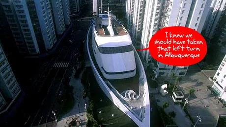 Vas de croaziera in mijlocul orasului Hong Kong