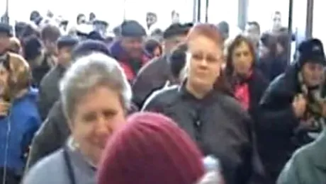 Romania: Sute de oameni s-au batut pentru un kg de zahar! Japonia: S-au redeschis scolile!