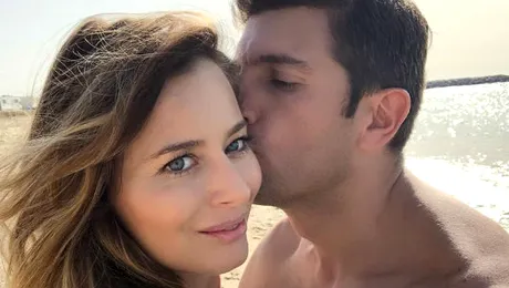 Laura Cosoi, în costum de baie. Actriţa este însărcinată în 6 luni