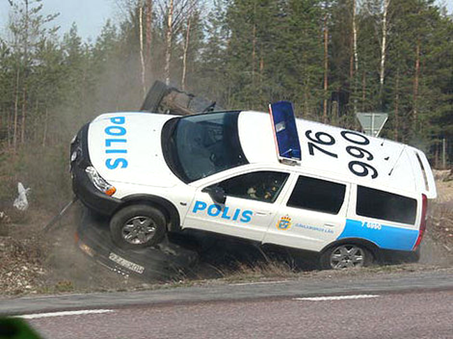 Nici masinile de politie nu sunt scutite de accidente rutiere