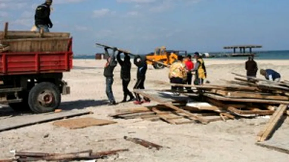 Beach-barurile construite ilegal sunt demolate