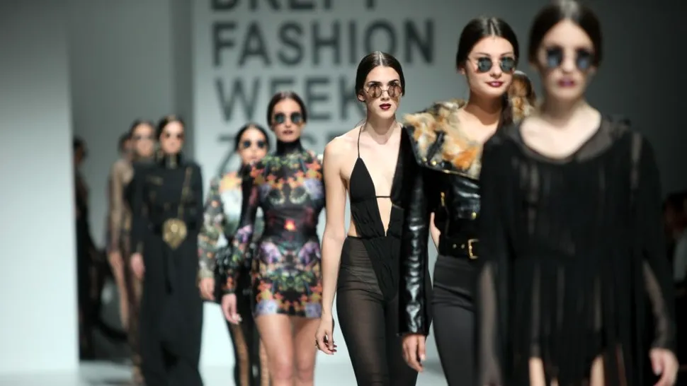 Două modele critică industria modei prin intermediul unui cont hazliu de Instagram