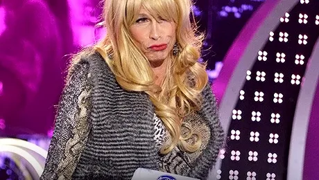 Un cântăreț renumit a devenit travestit! Îl recunoști? (Video)