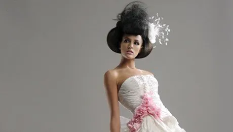 O femeie si-a croit rochia de mireasa din hartie