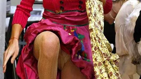 Paris Hilton ne arata chilotii! (poze)