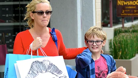 Jenny McCarthy, dată pe mâna poliţiei chiar de fiul său