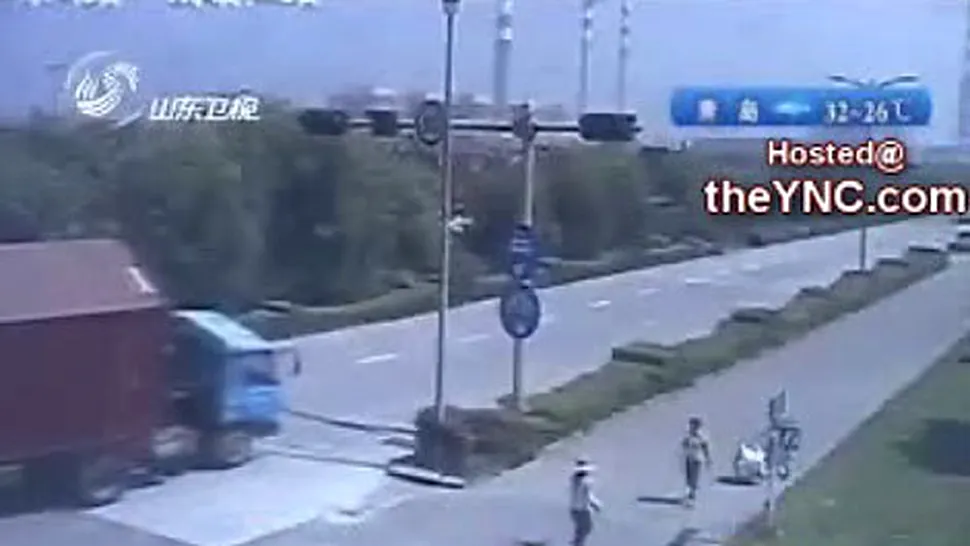 Imagini socante din China: Femeie ucisa de un stalp doborat de un camion! (Video)