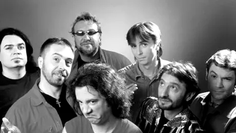 Trupa VH2 canta in deschiderea concertului lui Elton John in Romania