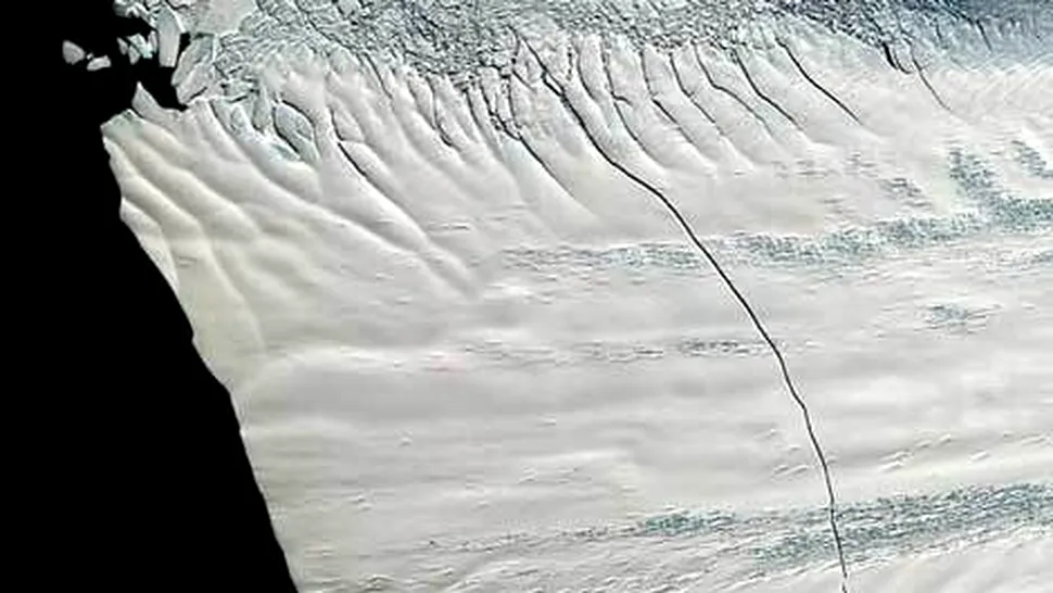 Un aisberg de mărimea New York-ului stă să se desprindă de Antartica