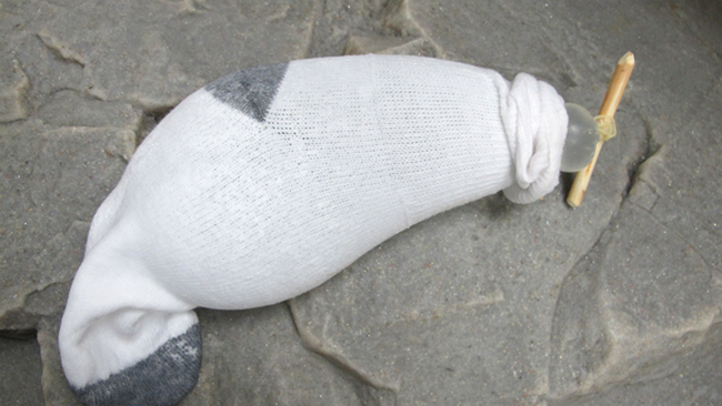 Rezervor de apă - pune prezervativul într-un ciorap pentru a micșora riscul spargerii acestuia