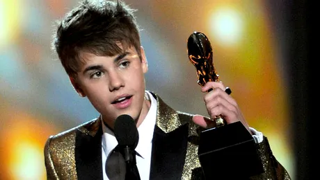 Justin Bieber lansează parfum pentru fane (video)