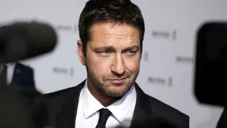Gerard Butler s-a despărţit de iubită şi se consolează cu o cântăreaţă celebră