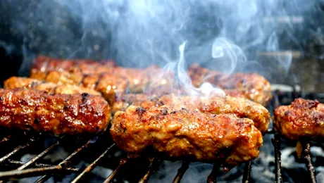 Povestea mititeilor! Află reţeta originală de mici de la Carul cu Bere