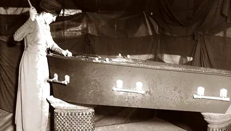 O femeie și-a ținut iubitul mort în casă 18 luni