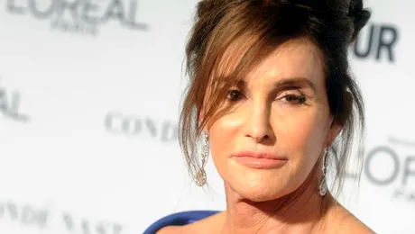 Caitlyn Jenner, tatăl transexual al lui Kim Kardashian, apariţie decoltată!