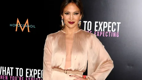 Jennifer Lopez, îmbrăcată de o româncă