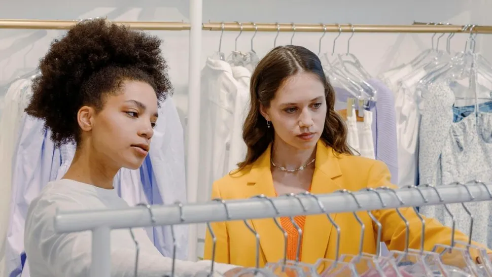 (P) Cum să ai haine mereu impecabile: întreținerea garderobei tale