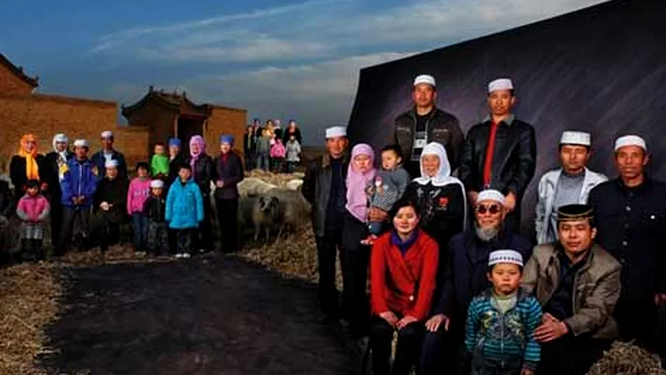 Portret de familie cu cele 56 de grupuri etnice din China (poze)