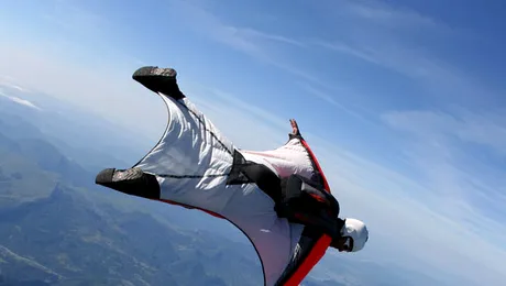 Primul zbor cu wingsuit realizat în România (Video)