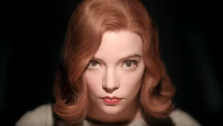 Costumele din “The Queen’s Gambit” şi “The Crown” expuse în expoziţia virtuală a Muzeului Brooklyn