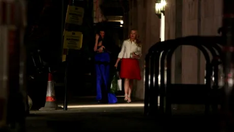 Accidente vestimentare! Vedete de la noi, cu bustul “evadat” în public