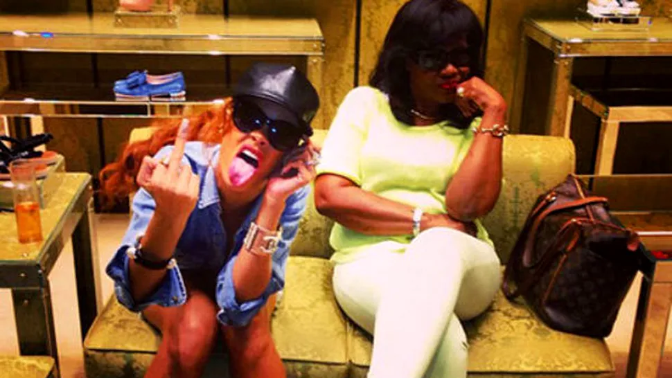 Rihanna, obscenă de faţă cu mama ei