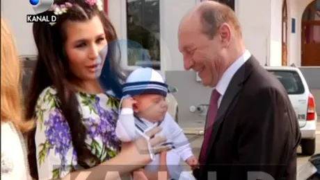 Elena Băsescu şi-a botezat băieţelul! Traian Jr a avut costum de marinar