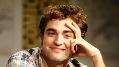Robert Pattinson va acorda un trofeu la Globurile de Aur 2011