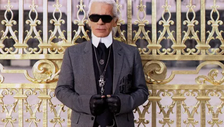 Calendarul Pirelli 2011, realizat de designerul Karl Lagerfeld