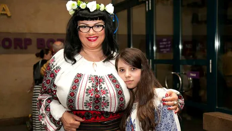 Se îmbracă româneşte, la negocieri! Ozana Barabancea colecţionează ii