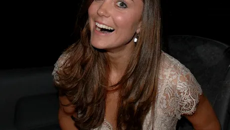 Primul sarut al lui Kate Middleton a fost cu o fata!