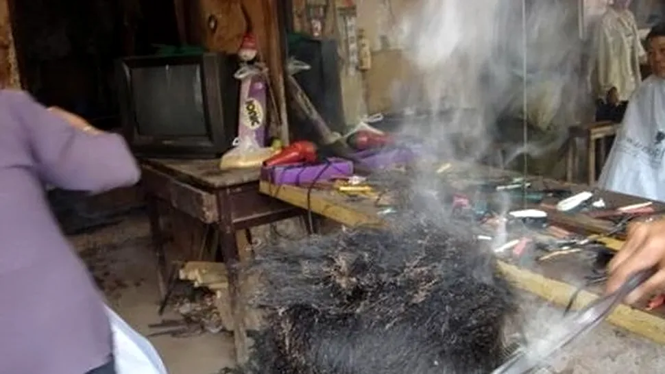 Tunsul cu clești încinși în foc, o metodă străveche practicată și azi în China (Video)