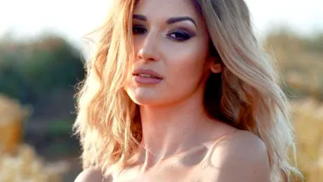 Alina Eremia, fără secrete! În timpul unui concert, pantalonii scurţi au trădat-o grav