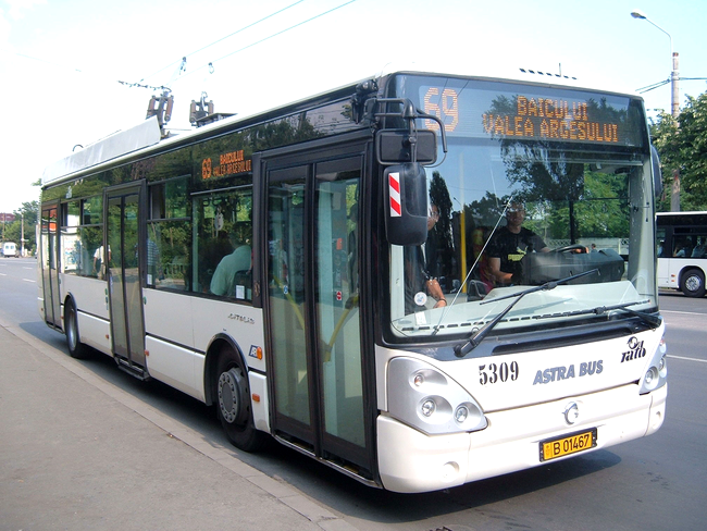 Troliebuzul 69 va circula deviat, pe 5 decembrie, ca sa aprinda primarul Oprescu luminile de Sarbatori