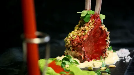 Cătălin Scărlătescu prepară cotlete de miel în crustă de alune şi fistic – FOTO