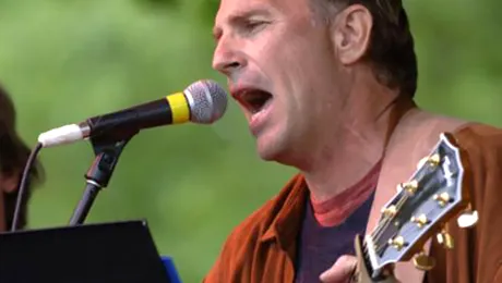 Atentie, cad scenele cantaretilor! (Video)