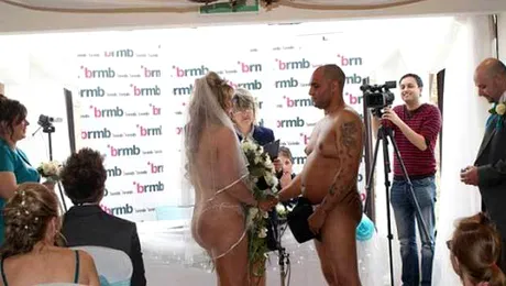 Au venit în fața altarului dezbrăcați (Poze)