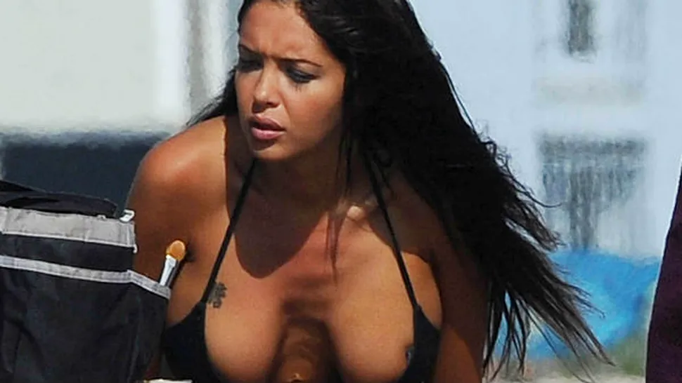 Kim Kardashian de Franţa năuceşte în nişte bikini minusculi!
