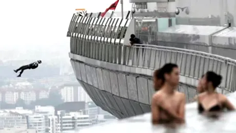 BASE Jumping de pe cea mai tare piscină din lume (Video)