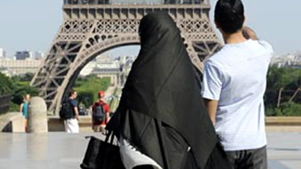 Femeile islamice nu au voie sa poarte burka in locurile publice din Franta